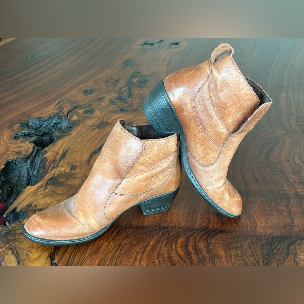 BORN -  Tan Ankle Boots - 8
